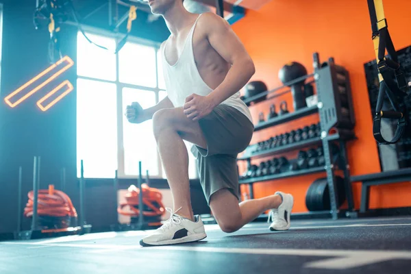 Yakışıklı ve hoş bir genç adamın yakın çekim