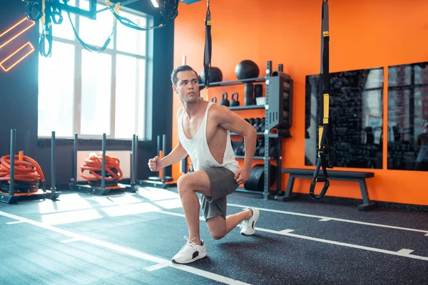 Kaslarını eğitmeye çalışan hoş fit adam