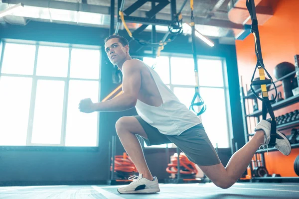 Ciddi bir trx eğitimi olan ciddi genç adam