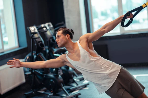 Yakışıklı iyi görünümlü adam bir spor egzersiz yapıyor