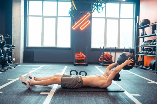 Kasları üzerinde çalışan iyi güçlü adam