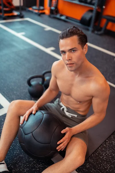 Bir top ile sportif bir atletik adam üst görünümü