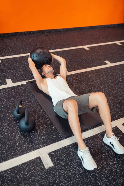 Yakışıklı güçlü adam bir top ile egzersiz