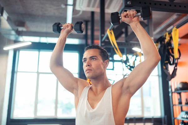 Serieuze hardwerkende man die zijn lichaam ontwikkelt — Stockfoto