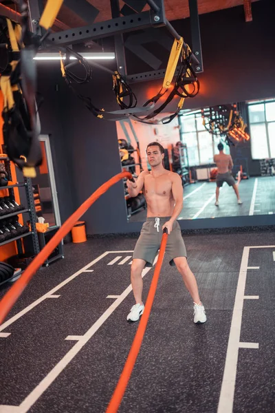 Attraktives Fitnesstraining mit Kampfseilen — Stockfoto