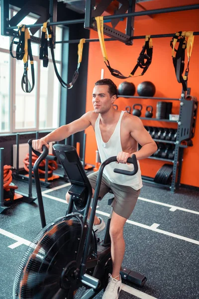 Joyful homem positivo apreciando seu treinamento cardio — Fotografia de Stock