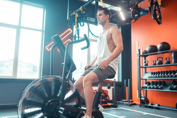 Yakışıklı iyi inşa adam bacak kasları üzerinde çalışıyor