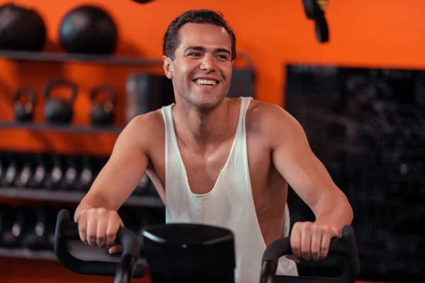 Delicioso joven deportista guapo disfrutando de su entrenamiento — Foto de Stock