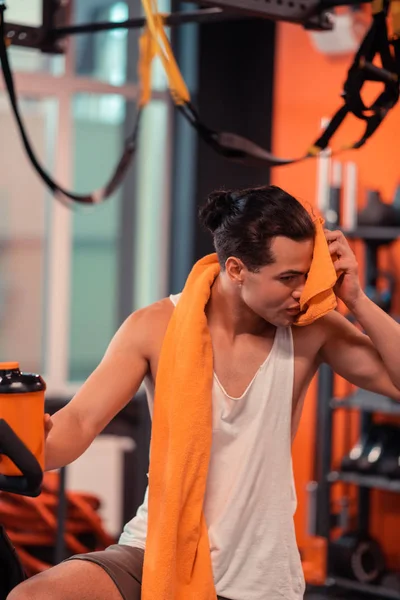 Yakışıklı yorgun genç adam ter silerek