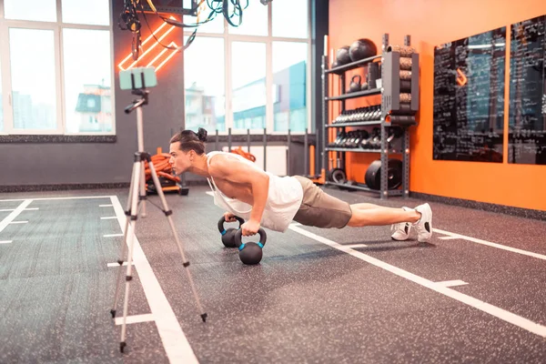 İki kettlebells ile Nice yakışıklı adam eğitim