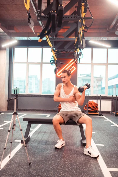 Ciddi iyi adam bir online ders yürüten