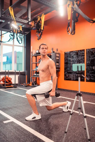 Yakışıklı uygun adam fiziksel bir egzersiz gösteren