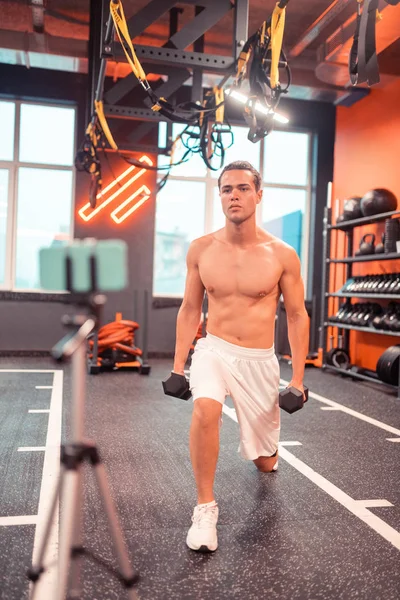 Schön fit Mann Training vor der Kamera in der Turnhalle — Stockfoto