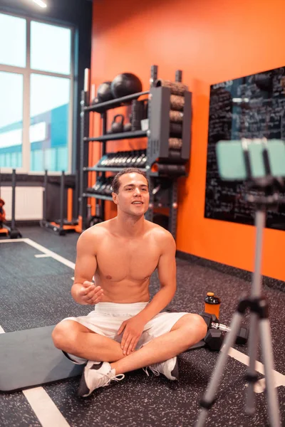 Mutlu neşeli adam kameraya bakarak