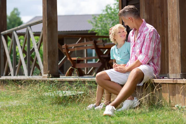 Yakışıklı adam ve onun küçük oğlu konuşma ve hafta sonları zevk