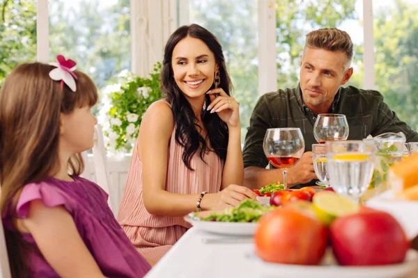 Vrouw voelt zich gelukkig met een lunch met man en dochter — Stockfoto