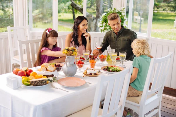 Ouders en kinderen eten salades tijdens het lunchen buiten — Stockfoto