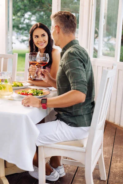 Ο σύζυγος φορώντας έξυπνο ρολόι πίνοντας κρασί με όμορφη γυναίκα — Φωτογραφία Αρχείου