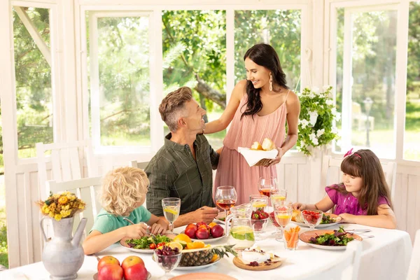 I genitori si sentono allegri godendo il pranzo in famiglia nel fine settimana — Foto Stock