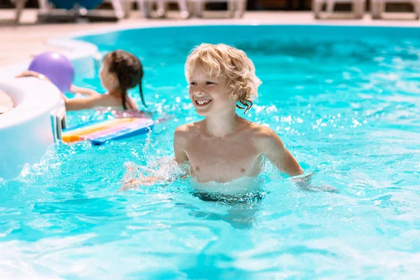 Jak se směje, když plavu v bazénu se sestrou — Stock fotografie