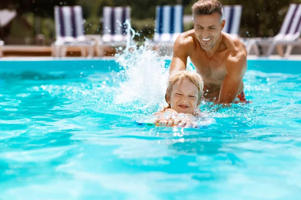 Père heureux enseignant son mignon beau fils natation — Photo