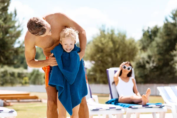 Hijo sintiéndose feliz después de nadar mientras está de pie con toalla — Foto de Stock