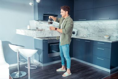 Yakışıklı ışınlama adam sabah motive hissi