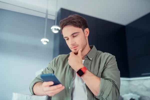 Молодой бизнесмен чувствует себя вдумчивым во время чтения электронной почты — стоковое фото