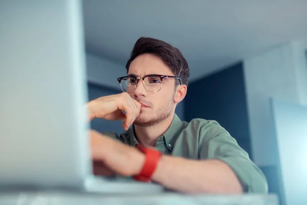 Stilig mörkögda affärsman känsla upptagen med att arbeta på laptop — Stockfoto