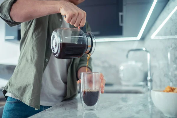 Nahaufnahme eines Mannes, der morgens Kaffee einschenkt — Stockfoto