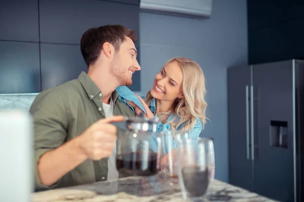 Par leende medan du njuter morgon hemma tillsammans — Stockfoto
