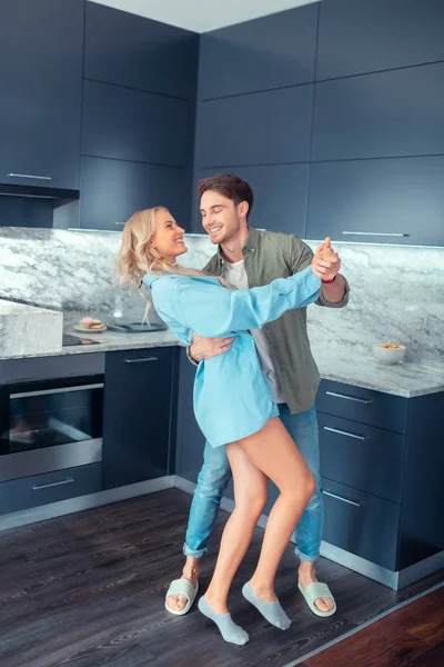 Casal se divertindo enquanto dança na cozinha no fim de semana — Fotografia de Stock