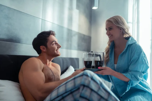 Músculo novio bebiendo café en la cama con su mujer — Foto de Stock