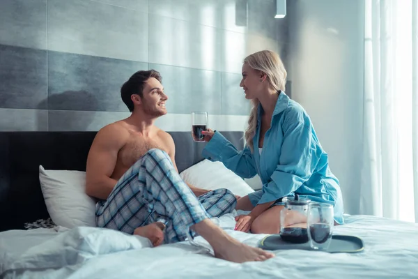 Mujer rubia dando taza de café a su hombre guapo — Foto de Stock