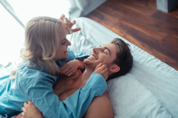 Schöner Mann, der sich glücklich fühlt, den Morgen mit Frau zu verbringen — Stockfoto