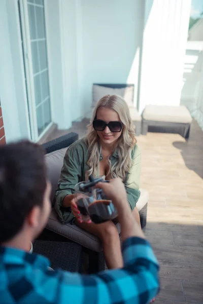 Husband pouring coffee for wife while chilling on balcony — Stock Photo, Image