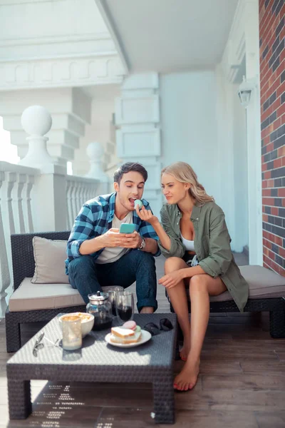 Kochająca dziewczyna dzieląc się jej ciasteczkiem z jej przystojnym mężczyzną — Zdjęcie stockowe