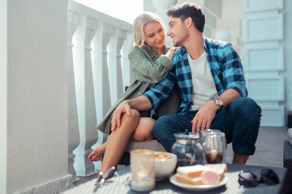 Vriendin knuffelen man terwijl u geniet van het ontbijt buiten — Stockfoto