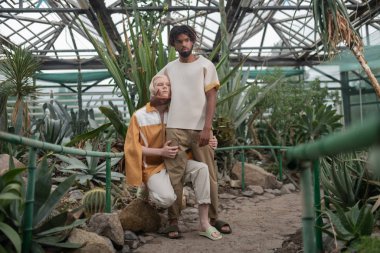 Koyu tenli ve açık tenli genç erkekler birlikte poz