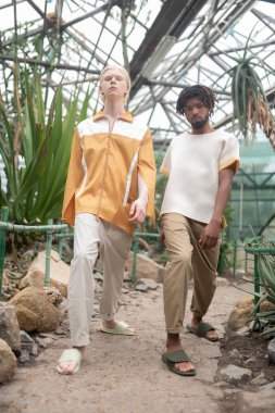 Farklı milletlerden iki erkek model birlikte çalışıyor