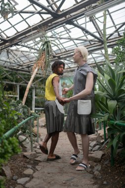 Birlikte poz verirken eğlenen erkek modeller