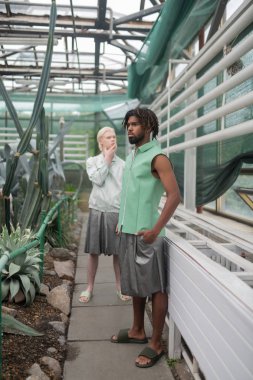 Serada poz lar gösteren iki erkek model