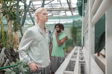 Sakallı adam birlikte poz sarışın model yakınında duran