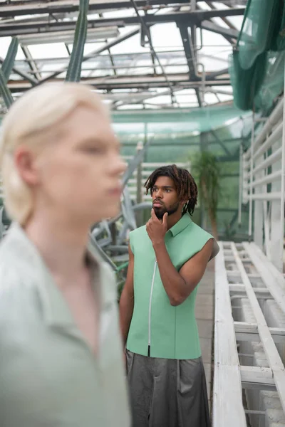 Modellen met grijze shorts die poseren in de kas — Stockfoto