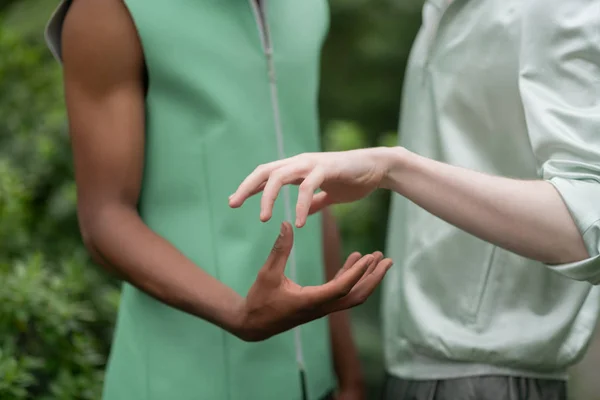 Twee jonge mannen poseren voor sociale campagne — Stockfoto