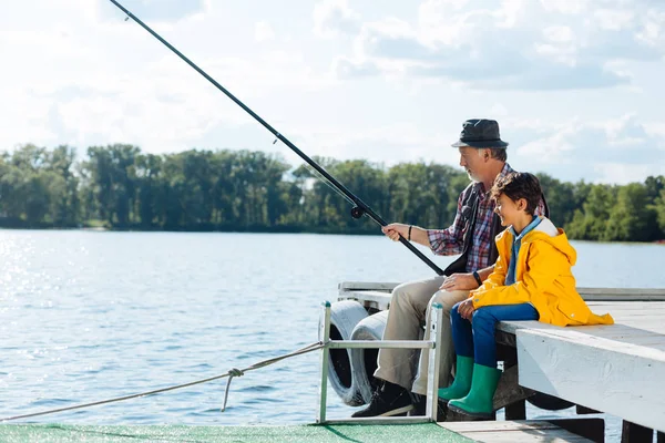 黑头发的孙子学习如何与祖父钓鱼 — 图库照片