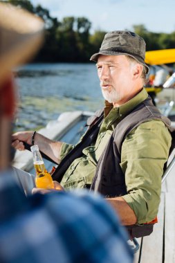 Sakallı emekli balık tutarken oğluyla konuşuyor
