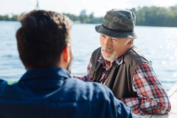 Pensionista pasar tiempo con su hijo cerca del lago en la mañana —  Fotos de Stock