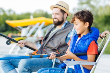 Baba ile balık tutarken mutlu erkek hissi