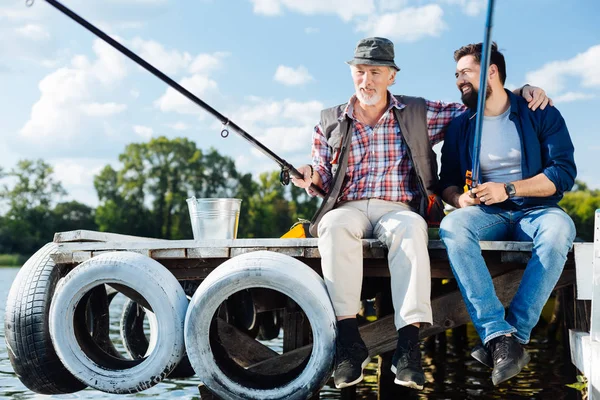 Hombre jubilado sentirse feliz mientras pesca con su hijo — Foto de Stock